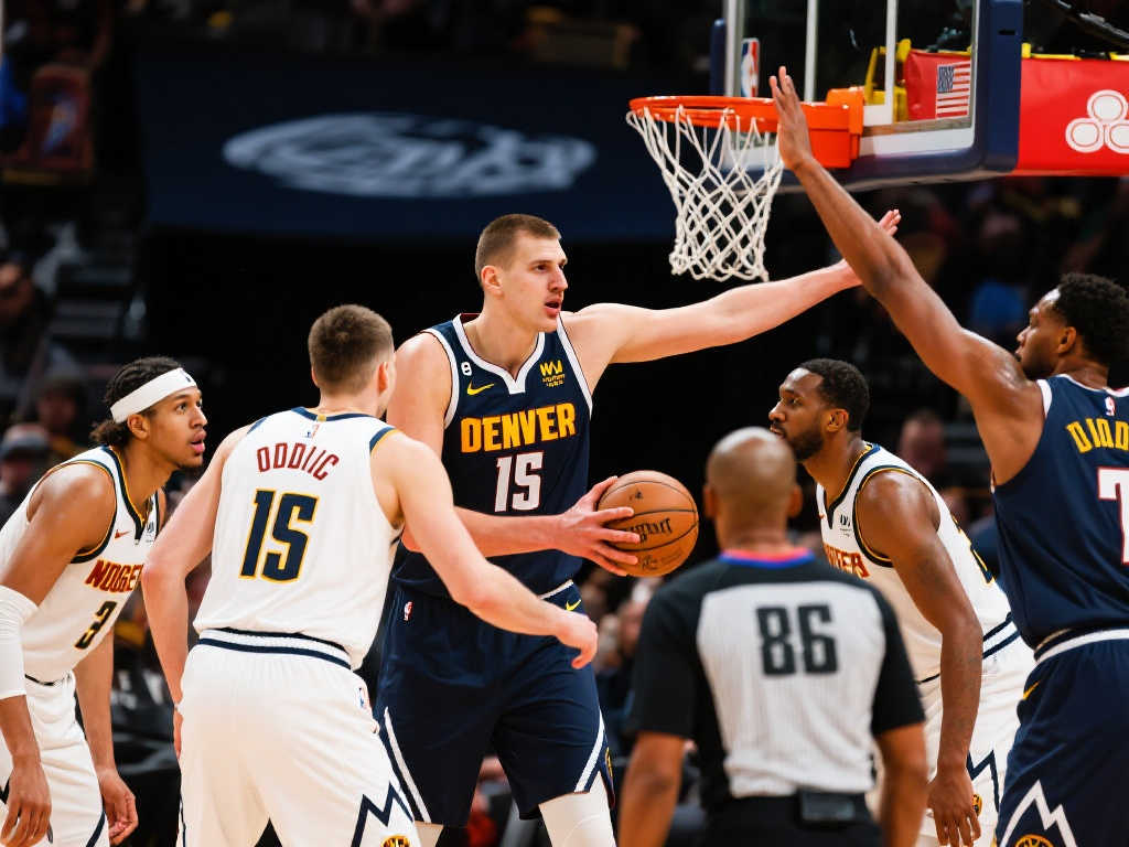 切特揭秘对阵约基奇策略:围绕掘金核心布置战术,诱导其犯规 切特揭秘对阵约基奇策略:围绕掘金核心布置战术,诱导其犯规